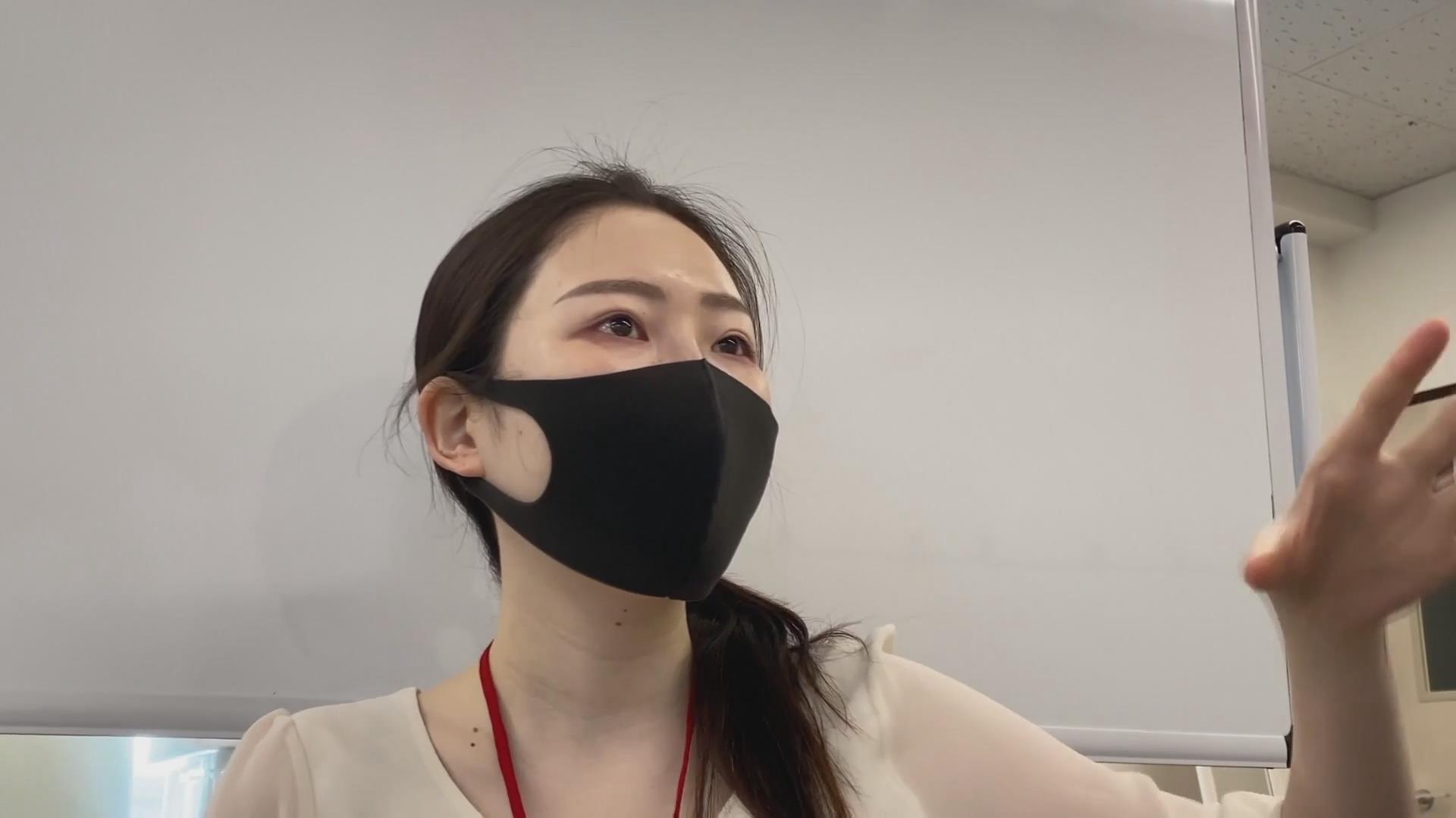偷窥漂亮美女同事的奶子和裙底 大奶子很软很白还很诱惑 真想伸手捏两下-骚内裤一条沟.jpg